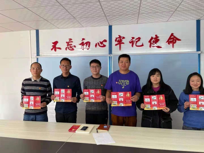 呂磊副書記向黨員同志發(fā)放廉潔提醒手冊(cè)