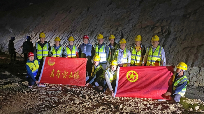 青年突擊隊助力梁場建設 青年突擊隊助力梁場建設