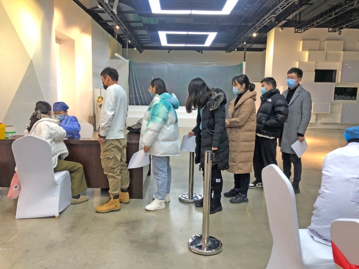 一水-有序排隊(duì)進(jìn)行疫苗接種 一水-有序排隊(duì)進(jìn)行疫苗接種